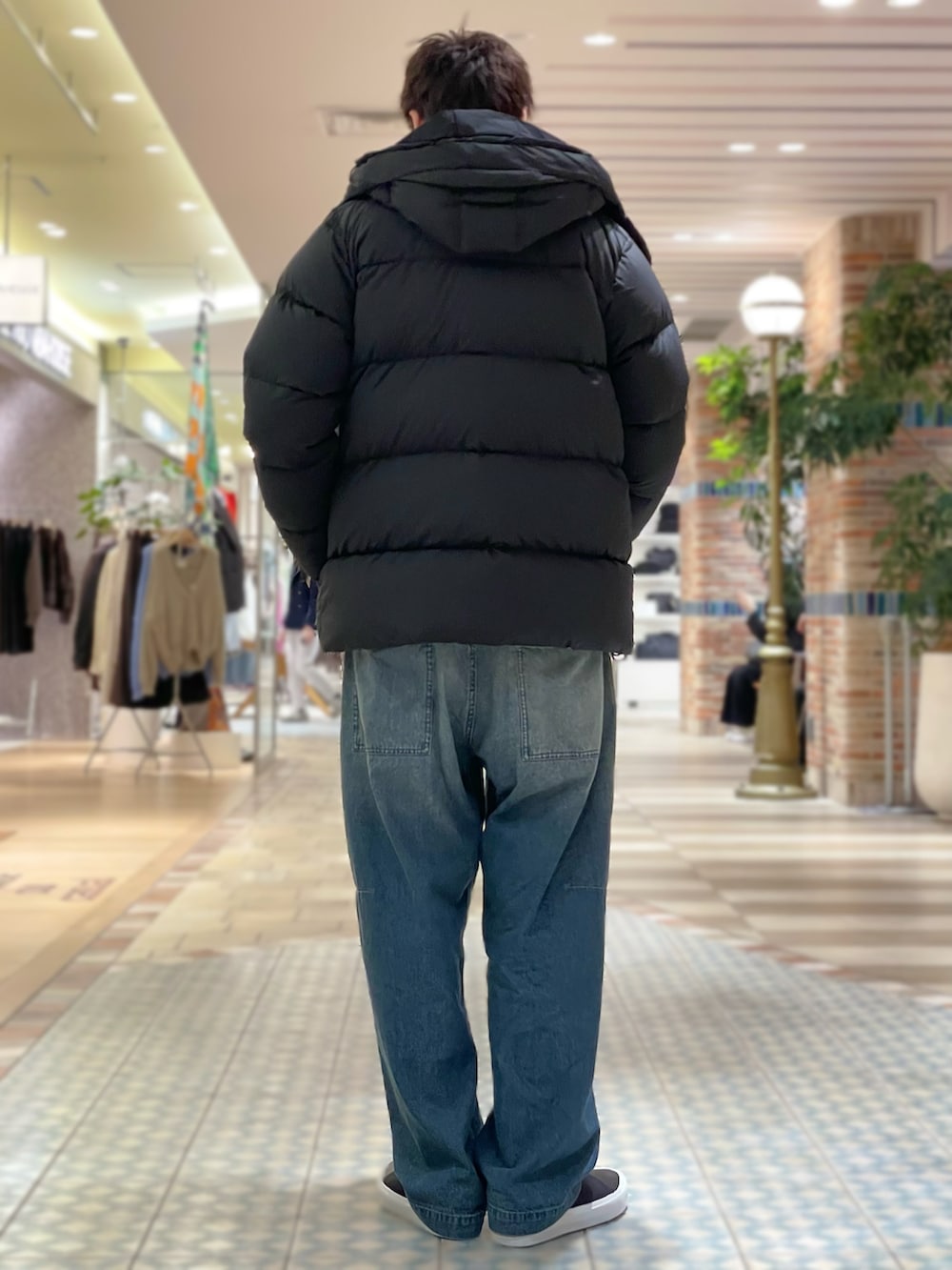 ブラック系のブルゾン、ブルー系のデニムパンツ、ブルー系のシャツ/ブラウスを着用したメンズの秋コーディネートの2枚目の写真
