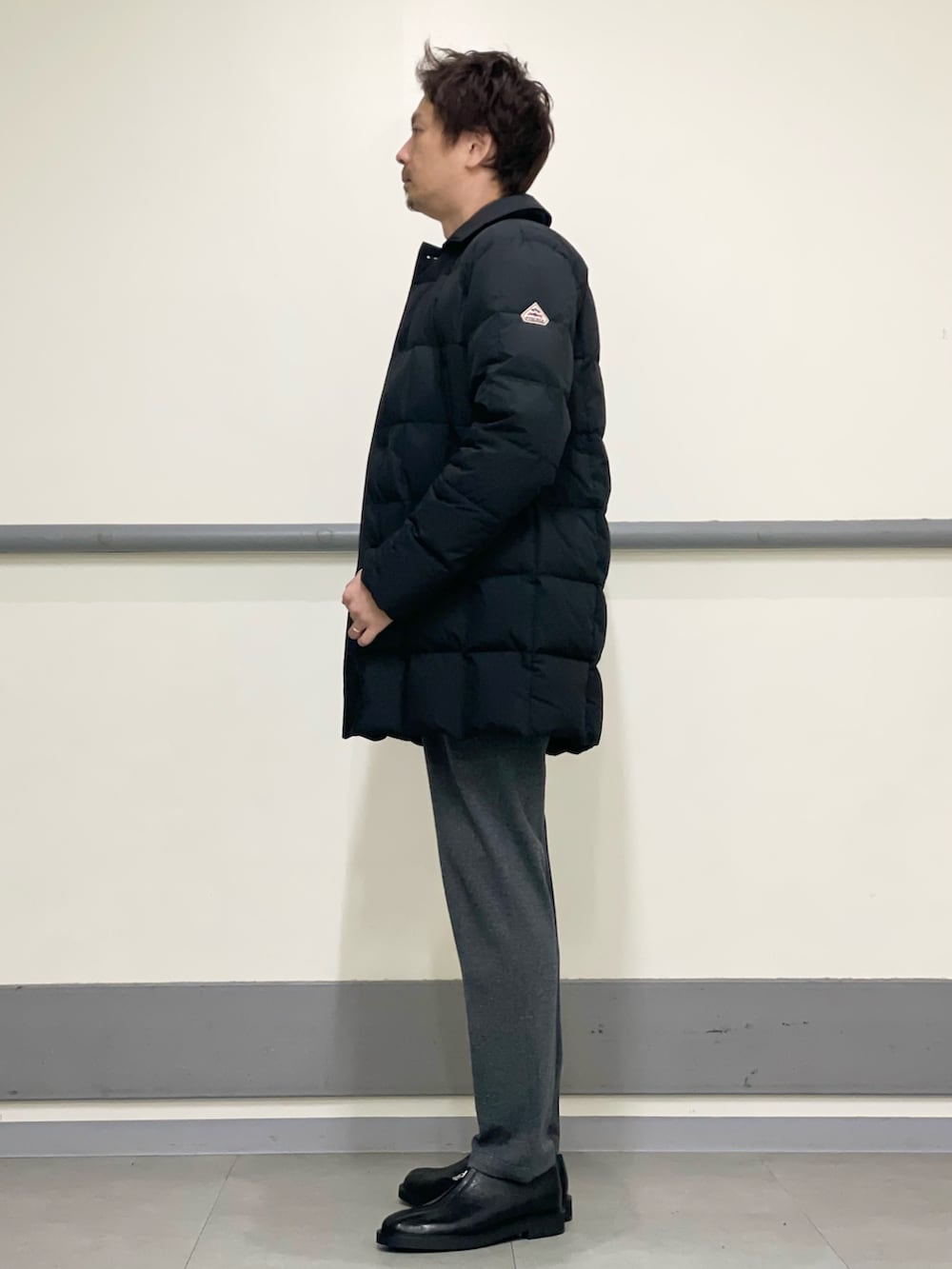 ブラック系のブルゾン、グレー系のセットアップ、グレー系のその他パンツを着用したメンズの秋コーディネートの4枚目の写真