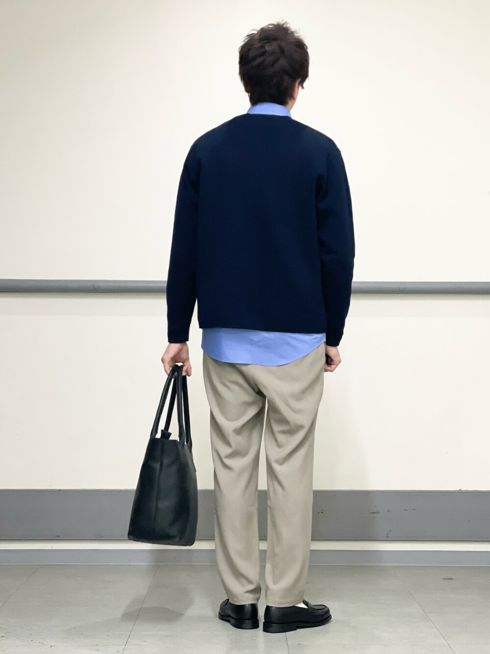 ブルー系のニット/セーター、ブルー系のシャツ/ブラウス、ベージュ系のその他パンツを着用したメンズの冬コーディネートの2枚目の写真