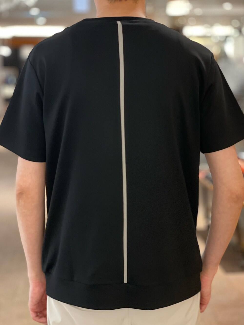 グレー系のバックパック/リュック、ベージュ系のその他パンツ、ブラック系のスニーカーを着用したメンズの夏コーディネートの2枚目の写真