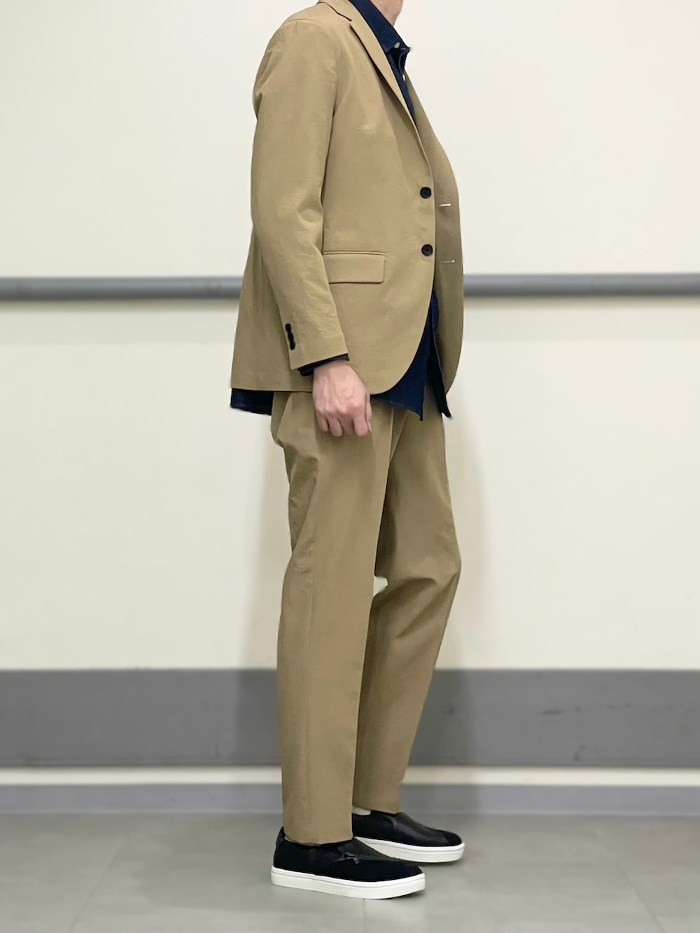 ブルー系のシャツ/ブラウス、ベージュ系のセットアップ、ベージュ系のスラックスを着用したメンズの冬コーディネートの2枚目の写真