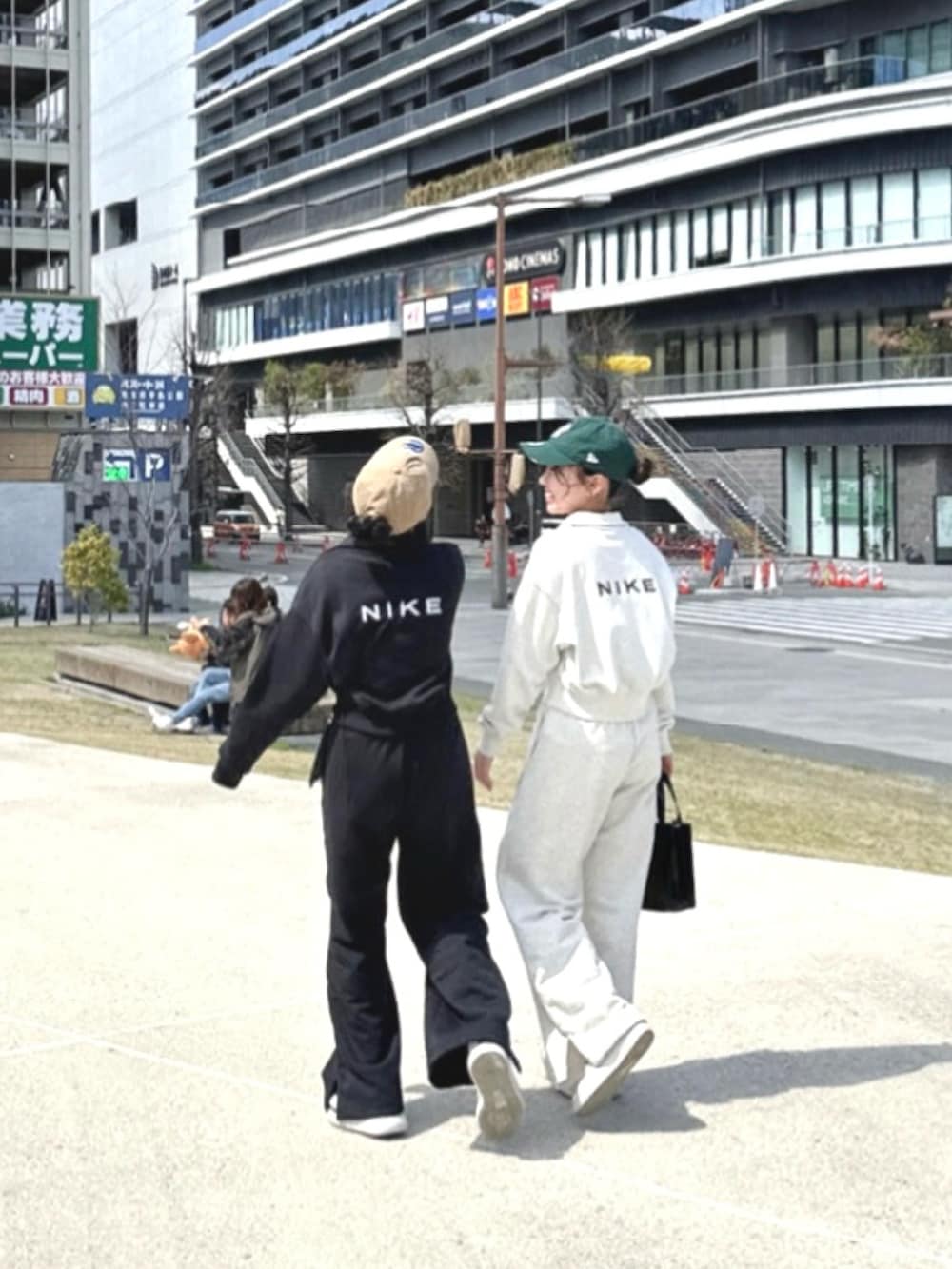 ブラック系のスウェット、ブラック系のスウェットパンツ、ブラック系のショルダーバッグを着用したレディースの春コーディネートの2枚目の写真