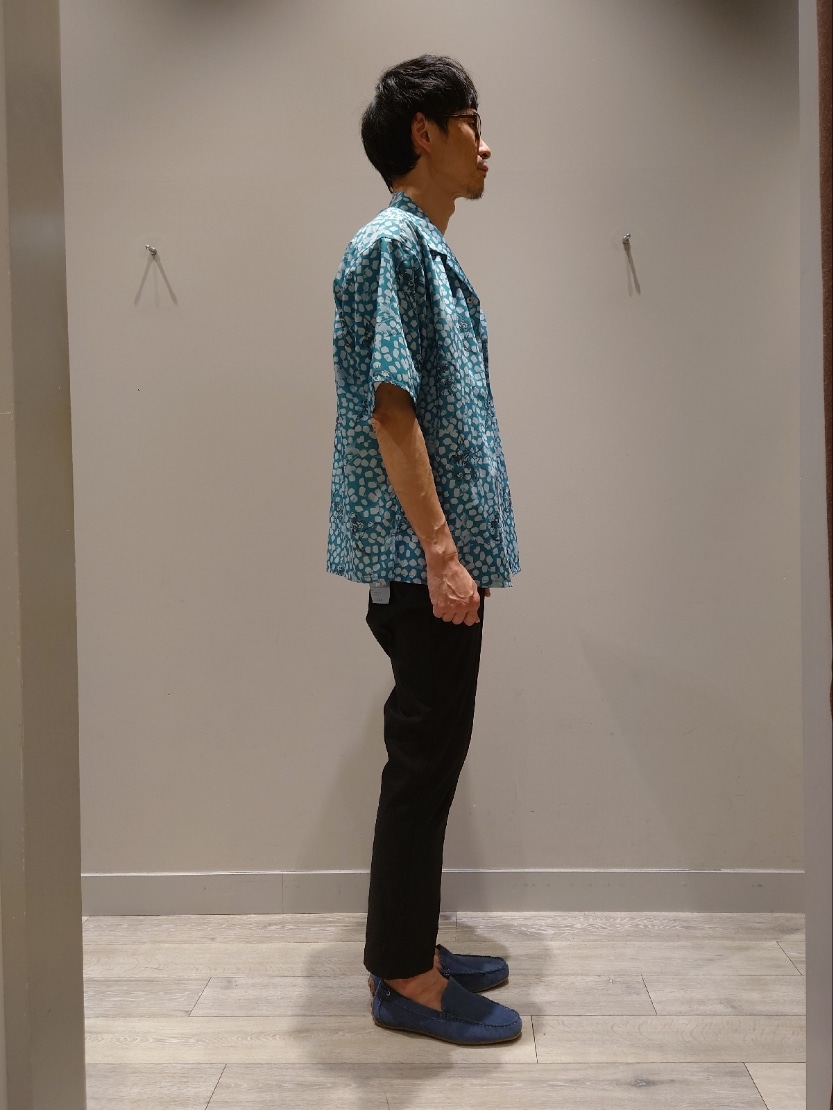 グリーン系のシャツ/ブラウス、ホワイト系のTシャツ/カットソー、ブルー系のスリッポンを着用したメンズの夏コーディネートの2枚目の写真