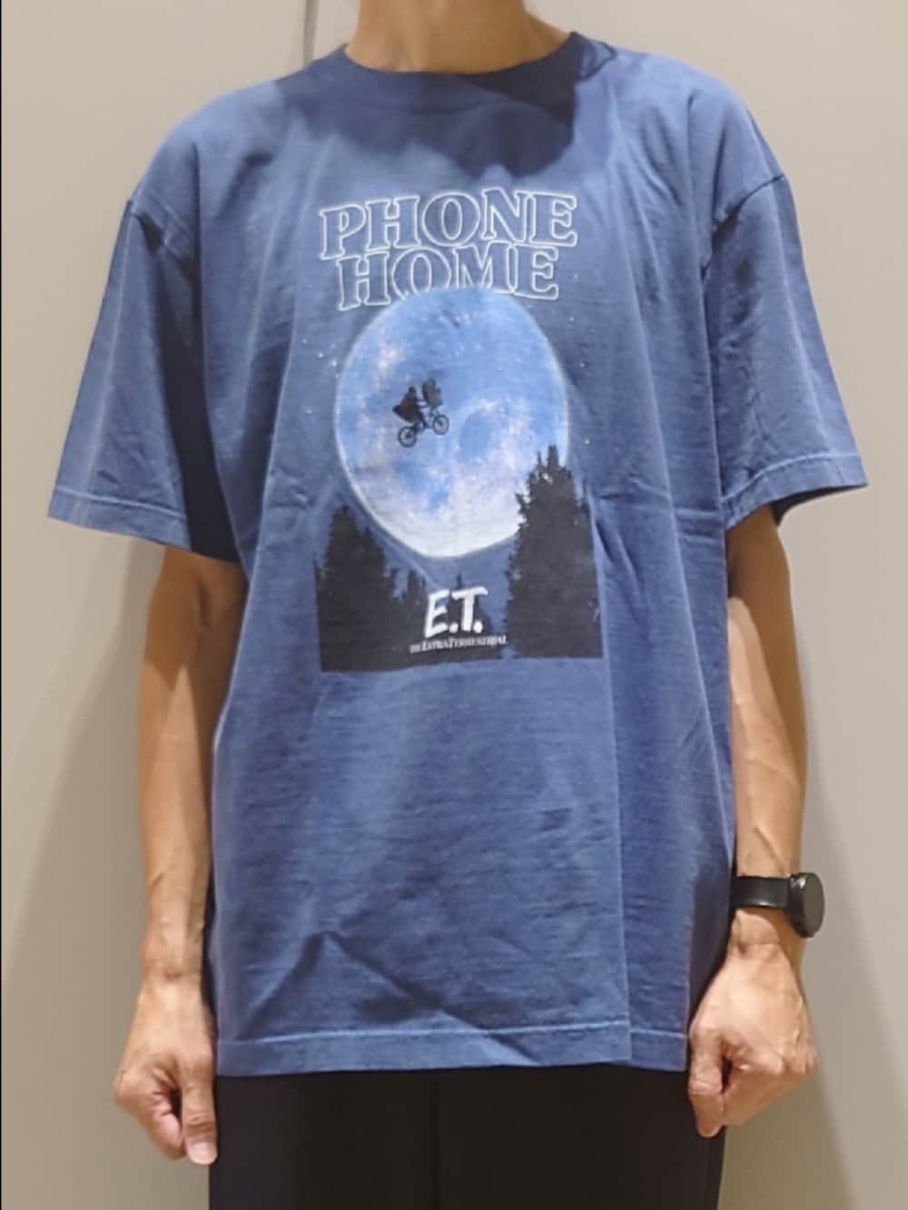 「ムービーTシャツ、フォトT、イージーパンツ、サンダル、グルカサンダル、カジュアルコーデ、お出かけコーデ、休日スタイル、休日コーデ、高身長コーデ、メガネ男子、E.T.」｜「GOOD ROCK SPEEDの【GOOD ROCK SPEED/グッドロックスピード】E.T. /BACK TO THE FUTURE /PULP FICTION/ロゴTEE / プリントTシャツ（Tシャツ/カットソー、ブルー系）」を使った、YASUIさん（メンズ・184cm）の夏コーディネートの5枚目の写真