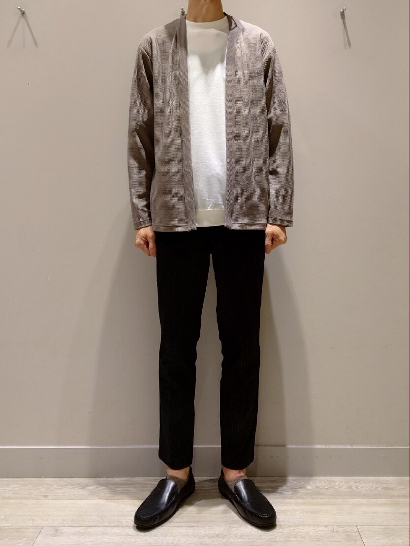 「カーディガン、ボタンレスカーディガン、白Tシャツ、ストライプパンツ、スラックス、ドライビングシューズ、スリッポン、メガネ男子、オトナカジュアル、大人カジュアル、きれいめカジュアル、休日スタイル、きれいめスタイル、キレイめコーデ、休日コーデ」｜「ABAHOUSE GRAYの【アンサンブル対応】フクレ ジャガード セミショール カーディガン（カーディガン/ボレロ、ブラウン系）」を使った、YASUIさん（メンズ・184cm）の夏コーディネートの2枚目の写真