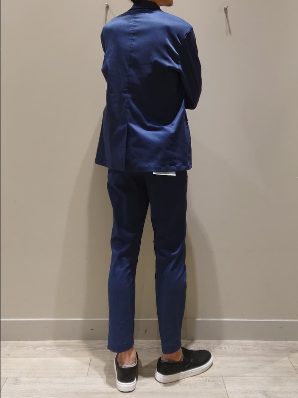 「セットアップ、ジャケット、スラックス、スリッポン、スニーカー、Tシャツ、通勤コーデ、休日スタイル、休日コーデ、高身長、メガネ男子、オフィスカジュアル、ビジネスカジュアル」｜「ABAHOUSE GRAYの【上下2点セット/セットアップ対応】COOL DRY MAX セットアップ/スーツ（セットアップ、ブルー系）」を使った、YASUIさん（メンズ・184cm）の夏コーディネートの4枚目の写真