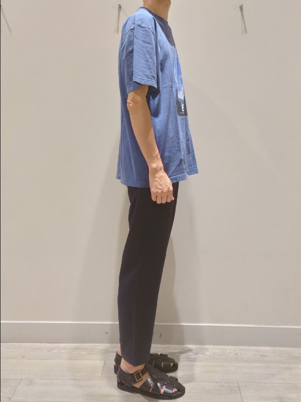 「ムービーTシャツ、フォトT、イージーパンツ、サンダル、グルカサンダル、カジュアルコーデ、お出かけコーデ、休日スタイル、休日コーデ、高身長コーデ、メガネ男子、E.T.」｜「GOOD ROCK SPEEDの【GOOD ROCK SPEED/グッドロックスピード】E.T. /BACK TO THE FUTURE /PULP FICTION/ロゴTEE / プリントTシャツ（Tシャツ/カットソー、ブルー系）」を使った、YASUIさん（メンズ・184cm）の夏コーディネートの3枚目の写真