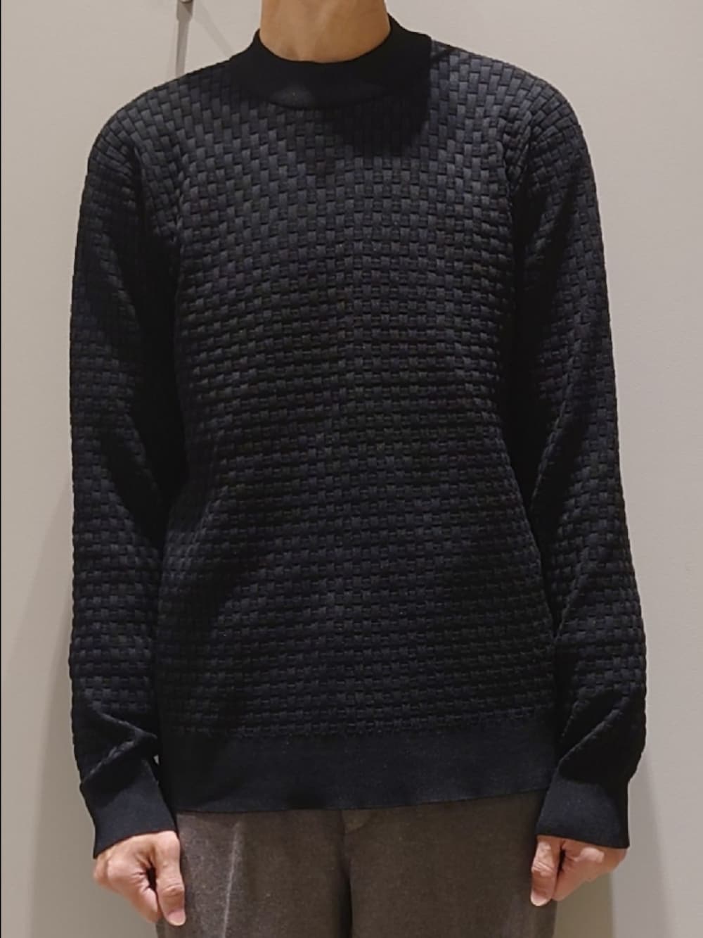 グレー系のテーラードジャケット、グレー系のスラックス、ブラック系のニット/セーターを着用したメンズの冬コーディネートの6枚目の写真