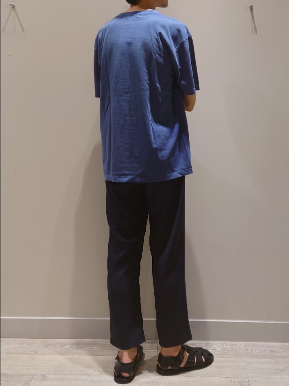 「ムービーTシャツ、フォトT、イージーパンツ、サンダル、グルカサンダル、カジュアルコーデ、お出かけコーデ、休日スタイル、休日コーデ、高身長コーデ、メガネ男子、E.T.」｜「GOOD ROCK SPEEDの【GOOD ROCK SPEED/グッドロックスピード】E.T. /BACK TO THE FUTURE /PULP FICTION/ロゴTEE / プリントTシャツ（Tシャツ/カットソー、ブルー系）」を使った、YASUIさん（メンズ・184cm）の夏コーディネートの4枚目の写真