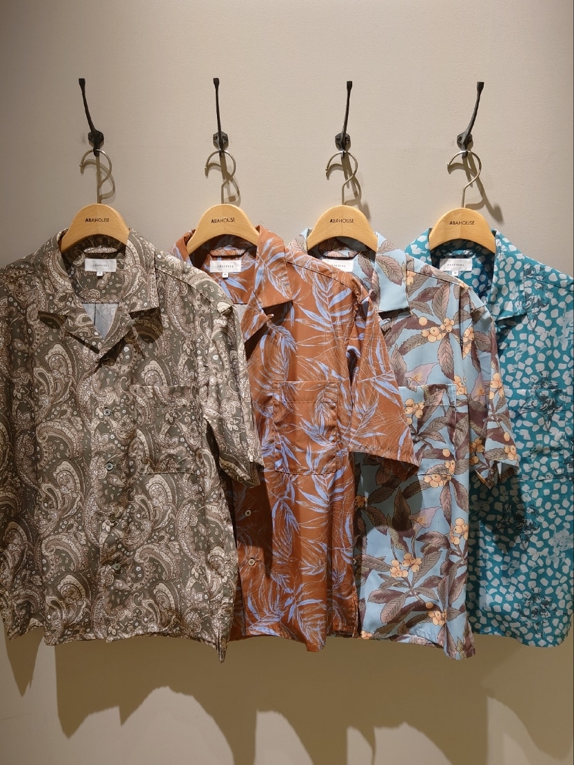 グリーン系のシャツ/ブラウス、ホワイト系のTシャツ/カットソー、ブルー系のスリッポンを着用したメンズの夏コーディネートの4枚目の写真