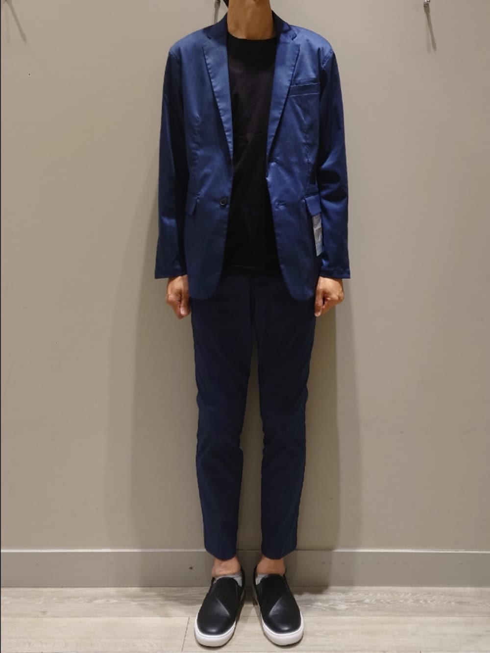 「セットアップ、ジャケット、スラックス、スリッポン、スニーカー、Tシャツ、通勤コーデ、休日スタイル、休日コーデ、高身長、メガネ男子、オフィスカジュアル、ビジネスカジュアル」｜「ABAHOUSE GRAYの【上下2点セット/セットアップ対応】COOL DRY MAX セットアップ/スーツ（セットアップ、ブルー系）」を使った、YASUIさん（メンズ・184cm）の夏コーディネートの2枚目の写真