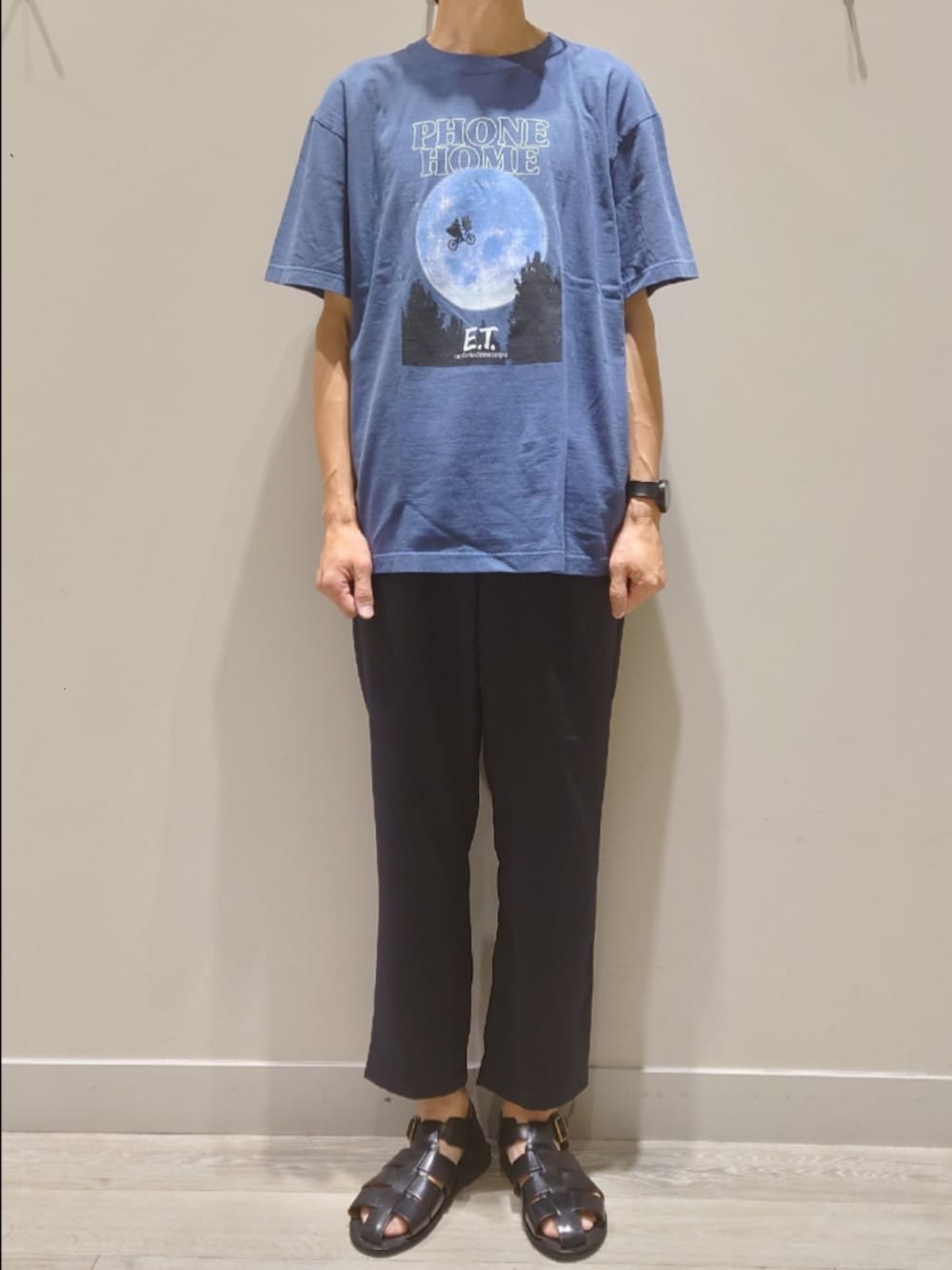 「ムービーTシャツ、フォトT、イージーパンツ、サンダル、グルカサンダル、カジュアルコーデ、お出かけコーデ、休日スタイル、休日コーデ、高身長コーデ、メガネ男子、E.T.」｜「GOOD ROCK SPEEDの【GOOD ROCK SPEED/グッドロックスピード】E.T. /BACK TO THE FUTURE /PULP FICTION/ロゴTEE / プリントTシャツ（Tシャツ/カットソー、ブルー系）」を使った、YASUIさん（メンズ・184cm）の夏コーディネートの2枚目の写真