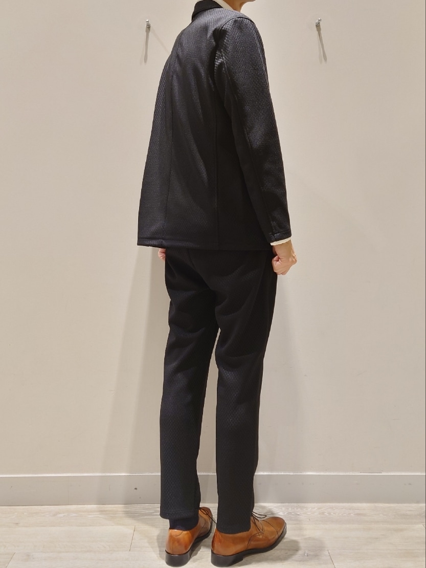 ブラック系のテーラードジャケット、ブラック系のその他パンツ、ホワイト系のTシャツ/カットソーを着用したメンズの秋コーディネートの4枚目の写真