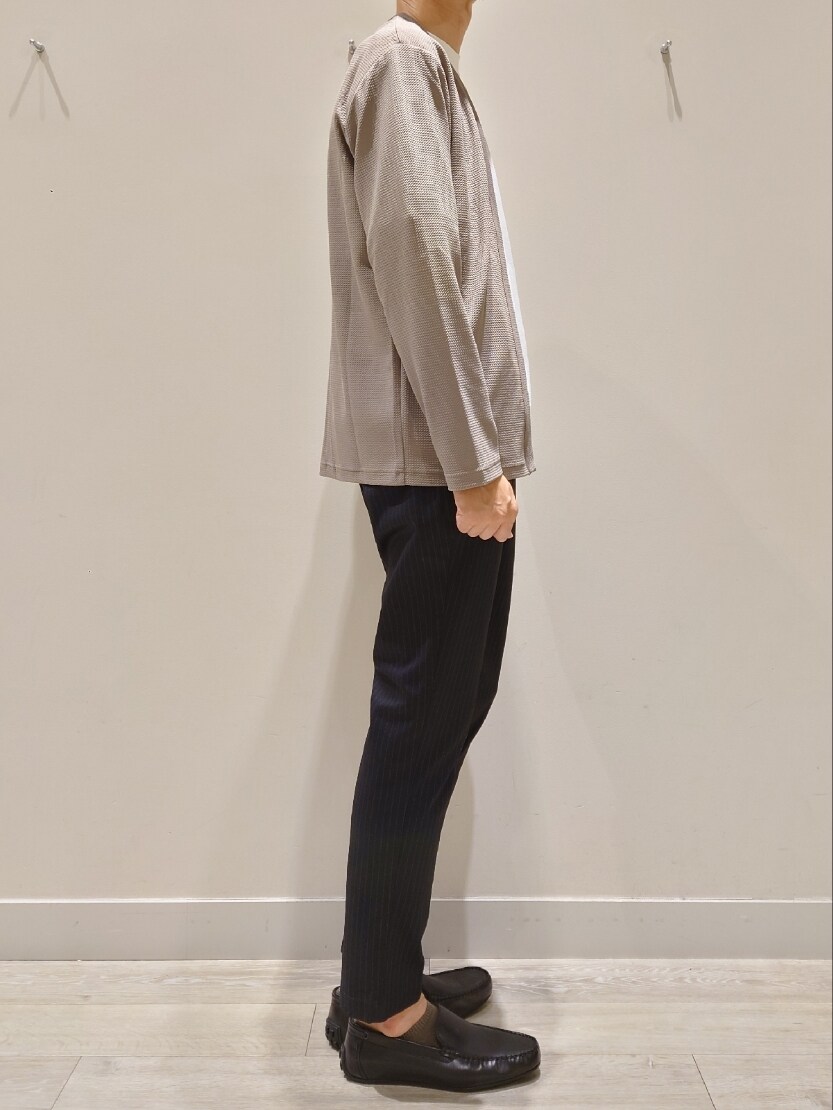 「カーディガン、ボタンレスカーディガン、白Tシャツ、ストライプパンツ、スラックス、ドライビングシューズ、スリッポン、メガネ男子、オトナカジュアル、大人カジュアル、きれいめカジュアル、休日スタイル、きれいめスタイル、キレイめコーデ、休日コーデ」｜「ABAHOUSE GRAYの【アンサンブル対応】フクレ ジャガード セミショール カーディガン（カーディガン/ボレロ、ブラウン系）」を使った、YASUIさん（メンズ・184cm）の夏コーディネートの3枚目の写真