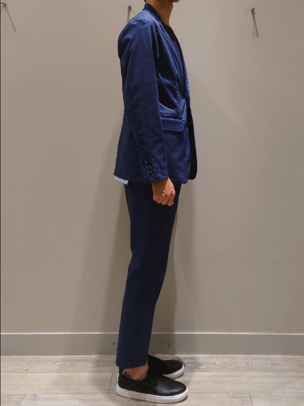 「セットアップ、ジャケット、スラックス、スリッポン、スニーカー、Tシャツ、通勤コーデ、休日スタイル、休日コーデ、高身長、メガネ男子、オフィスカジュアル、ビジネスカジュアル」｜「ABAHOUSE GRAYの【上下2点セット/セットアップ対応】COOL DRY MAX セットアップ/スーツ（セットアップ、ブルー系）」を使った、YASUIさん（メンズ・184cm）の夏コーディネートの3枚目の写真