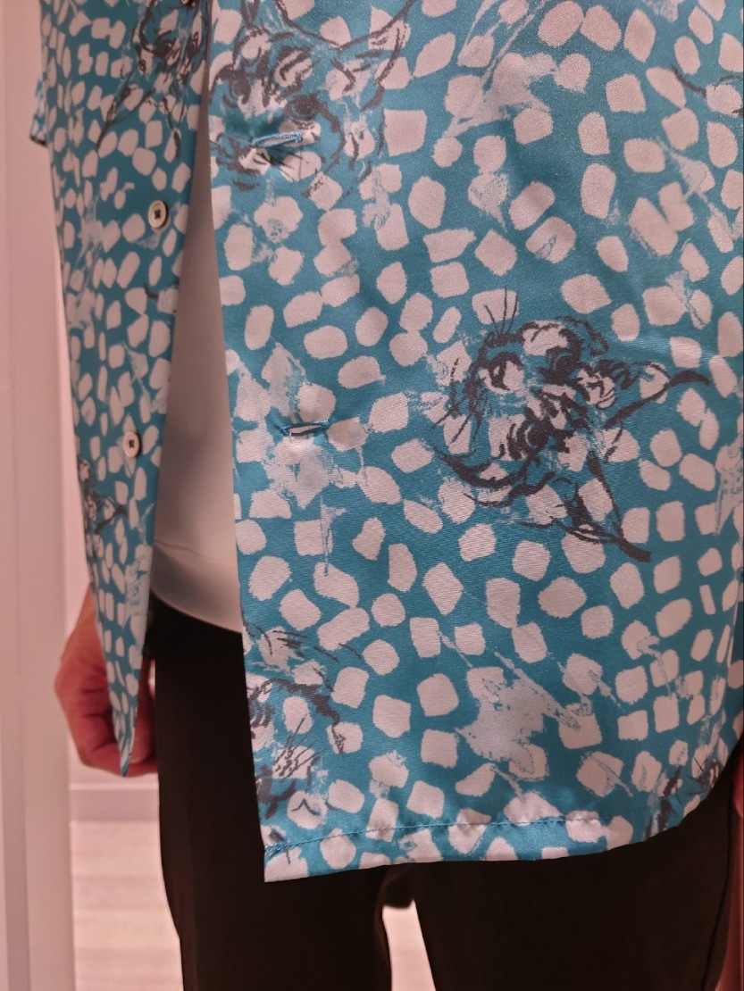 グリーン系のシャツ/ブラウス、ホワイト系のTシャツ/カットソー、ブルー系のスリッポンを着用したメンズの夏コーディネートの3枚目の写真