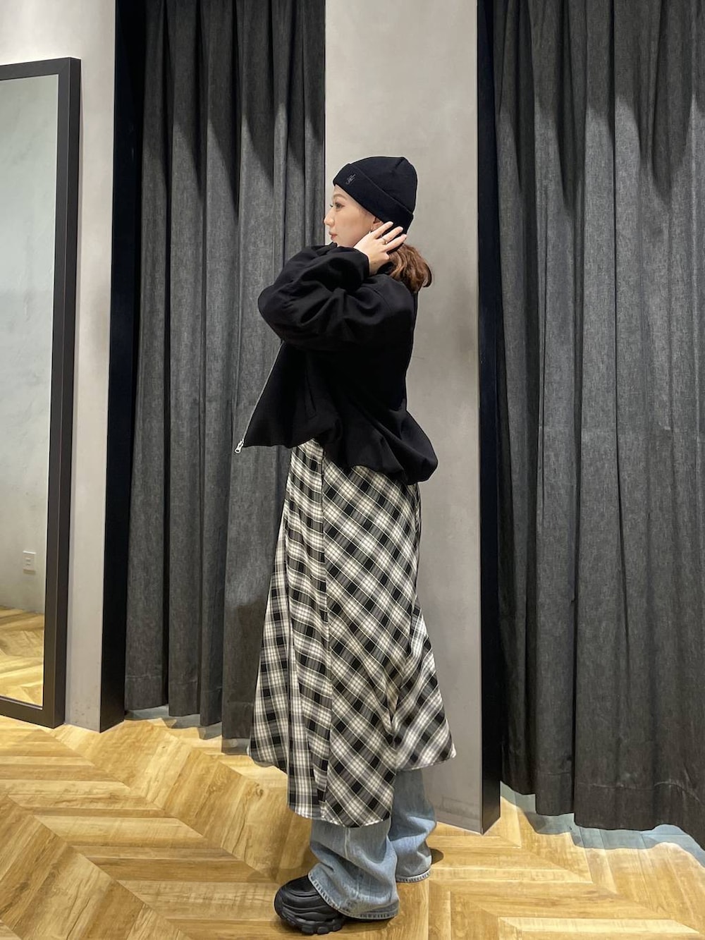 ブラック系のローファー、ブルー系のデニムパンツ、ブラック系のワンピースを着用したレディースの春コーディネートの10枚目の写真