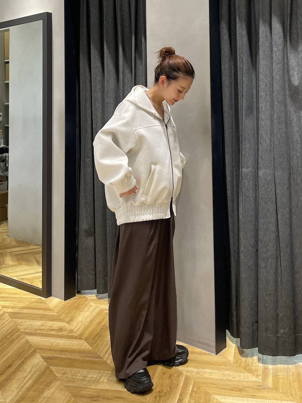 ブラック系のローファー、ベージュ系のブルゾン、ブラウン系のスラックスを着用したレディースの冬コーディネートの4枚目の写真