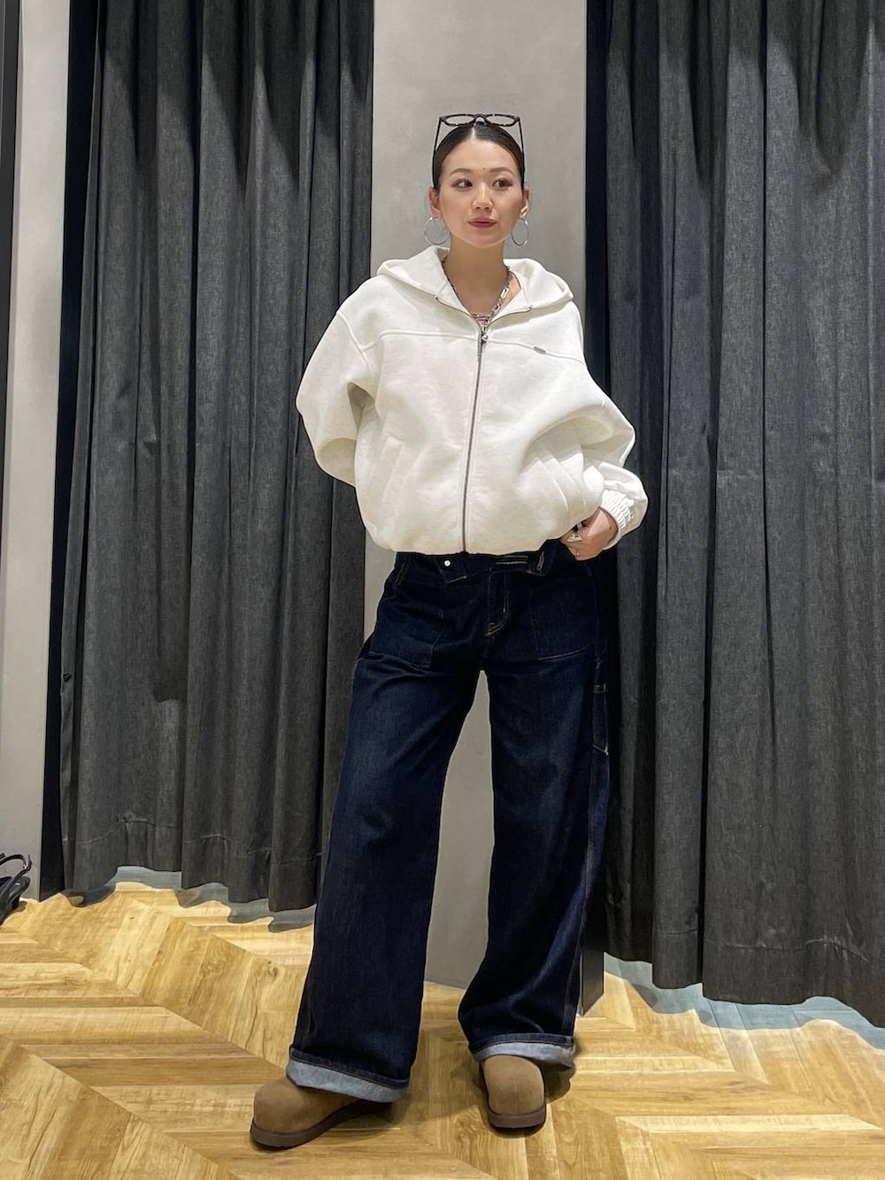 ベージュ系のブルゾン、ベージュ系のモカシン/デッキシューズ、ブルー系のデニムパンツを着用したレディースの春コーディネートの3枚目の写真