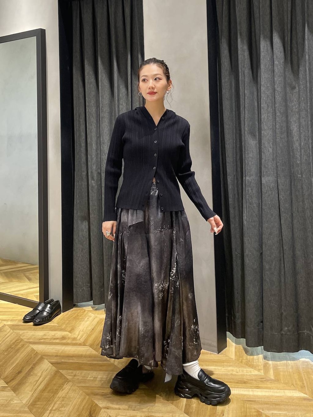 ブラック系のローファー、ブラック系のブルゾン、シルバー系のスカートを着用したレディースの冬コーディネートの2枚目の写真