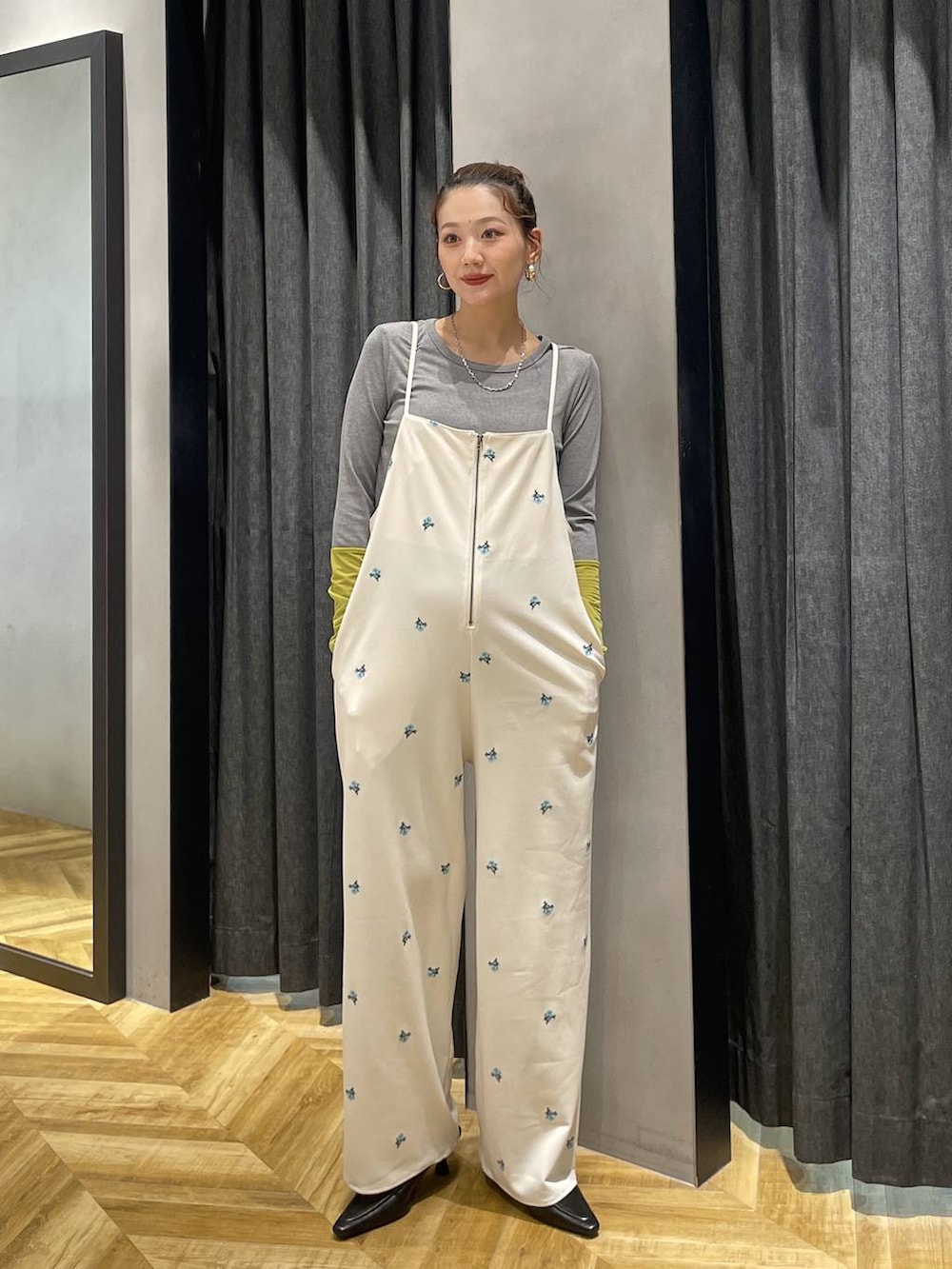 ブラック系のローファー、ホワイト系のサロペット/オーバーオール、グレー系のTシャツ/カットソーを着用したレディースの冬コーディネートの3枚目の写真