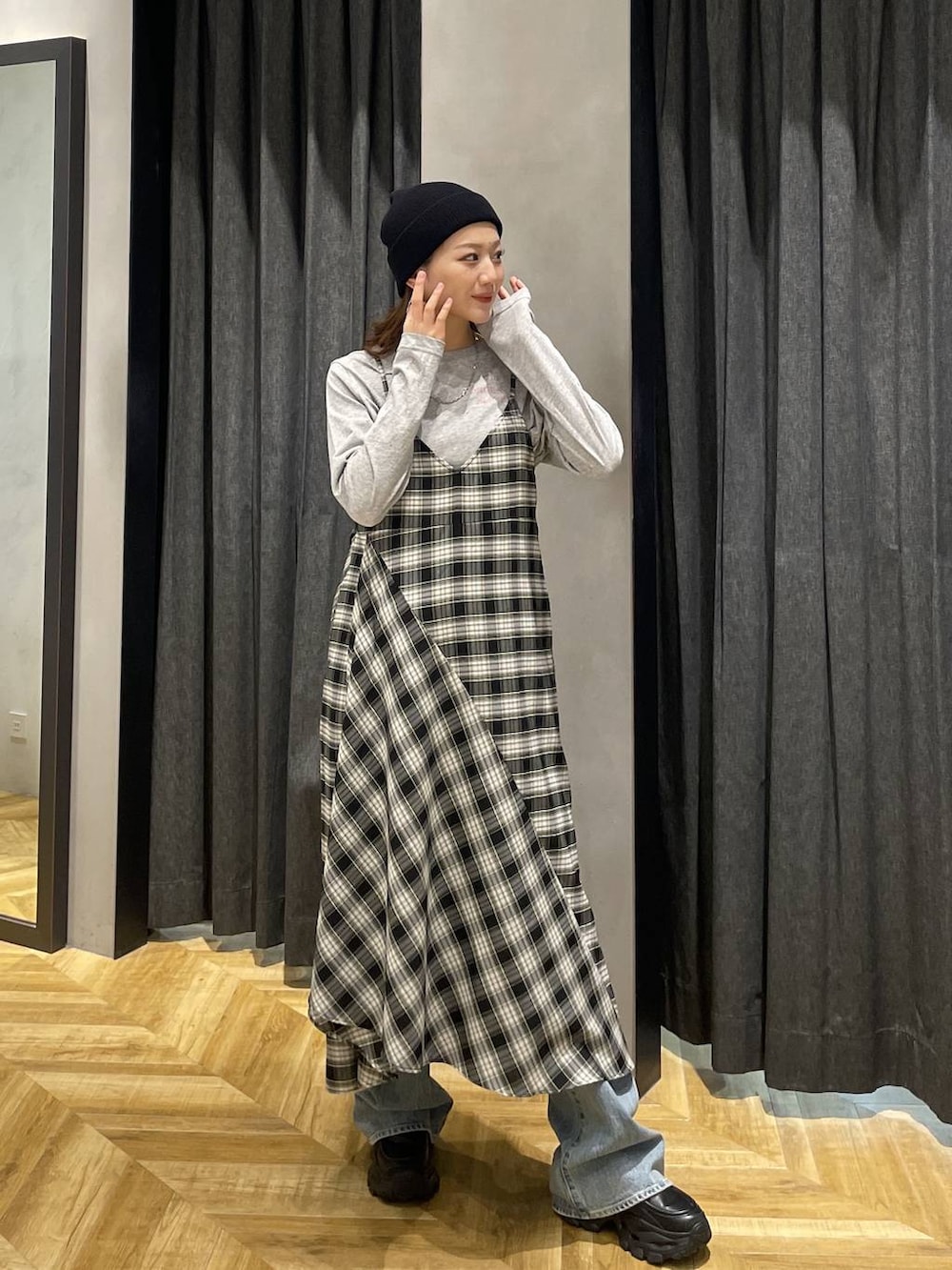 ブラック系のローファー、ブルー系のデニムパンツ、ブラック系のワンピースを着用したレディースの春コーディネートの9枚目の写真