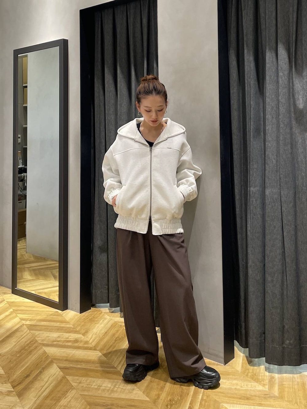 ブラック系のローファー、ベージュ系のブルゾン、ブラウン系のスラックスを着用したレディースの冬コーディネートの2枚目の写真