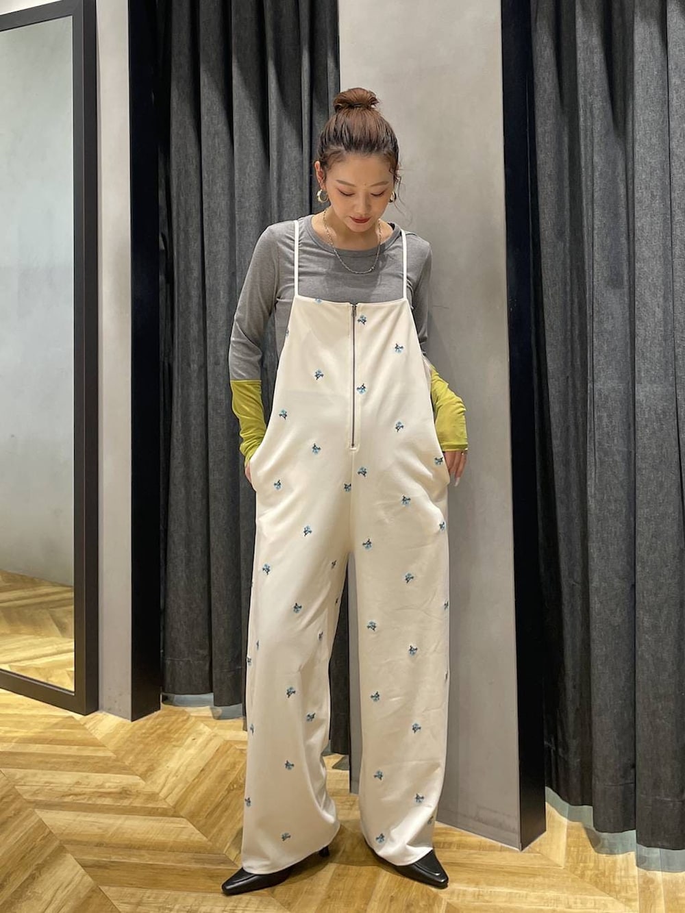 ブラック系のローファー、ホワイト系のサロペット/オーバーオール、グレー系のTシャツ/カットソーを着用したレディースの冬コーディネートの2枚目の写真