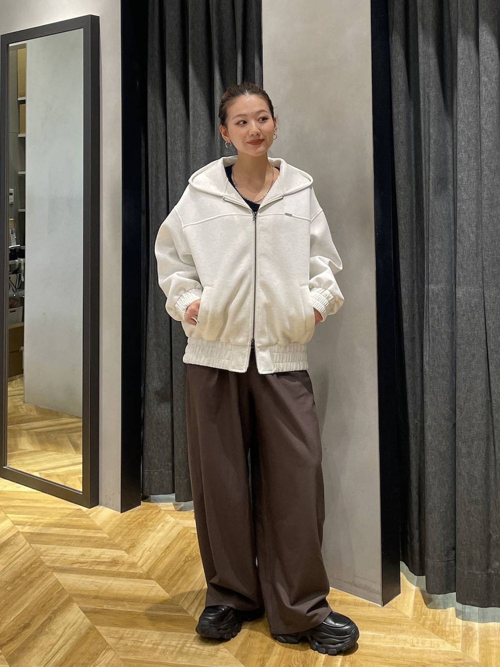 ブラック系のローファー、ベージュ系のブルゾン、ブラウン系のスラックスを着用したレディースの冬コーディネートの5枚目の写真