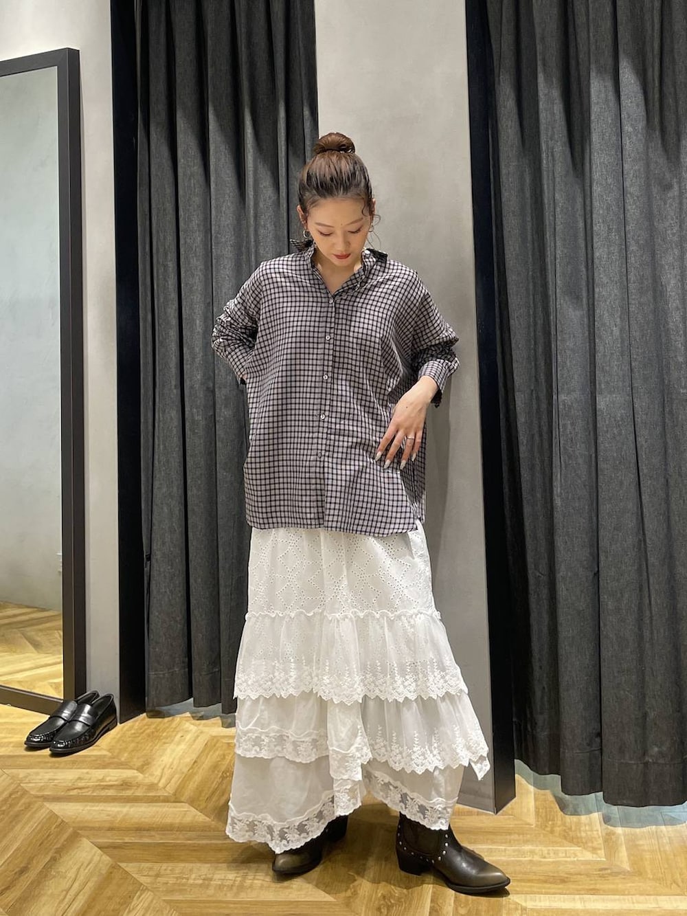 ブラック系のシャツ/ブラウス、ブラウン系のテーラードジャケット、ブラック系のブーツを着用したレディースの冬コーディネートの2枚目の写真