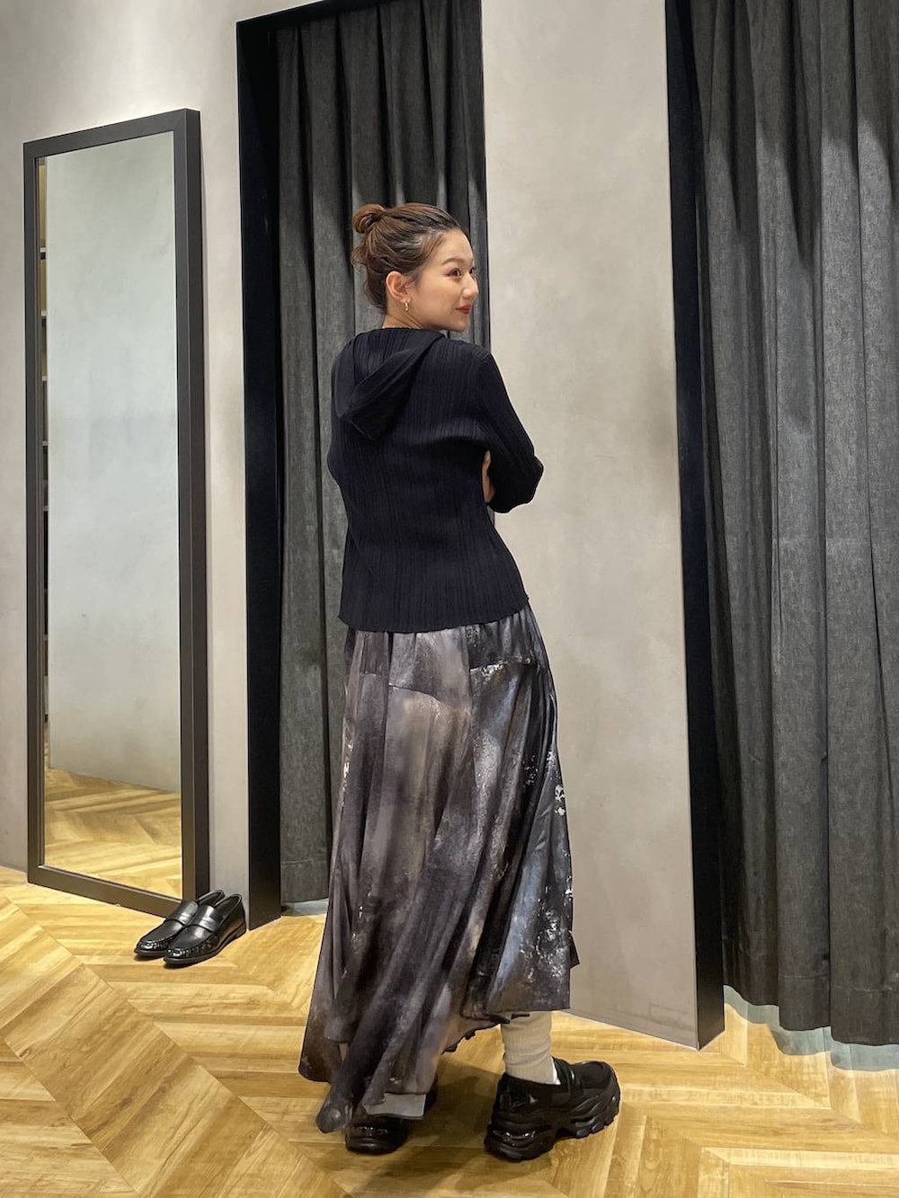 ブラック系のローファー、ブラック系のブルゾン、シルバー系のスカートを着用したレディースの冬コーディネートの5枚目の写真