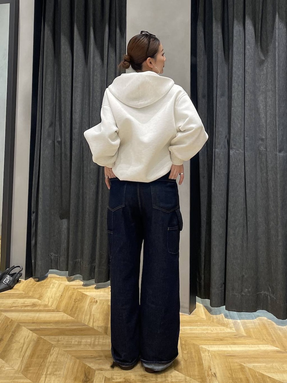 ベージュ系のブルゾン、ベージュ系のモカシン/デッキシューズ、ブルー系のデニムパンツを着用したレディースの春コーディネートの2枚目の写真