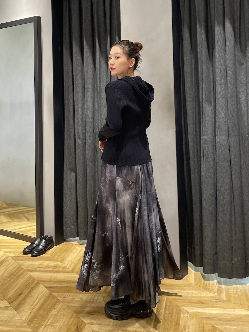 ブラック系のローファー、ブラック系のブルゾン、シルバー系のスカートを着用したレディースの冬コーディネートの4枚目の写真