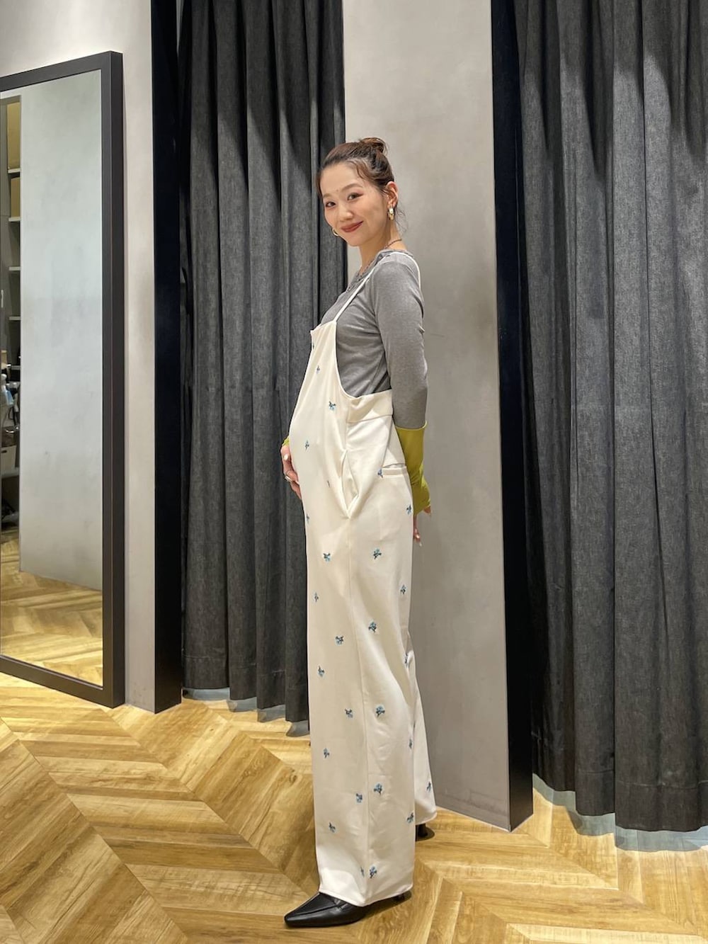 ブラック系のローファー、ホワイト系のサロペット/オーバーオール、グレー系のTシャツ/カットソーを着用したレディースの冬コーディネートの4枚目の写真