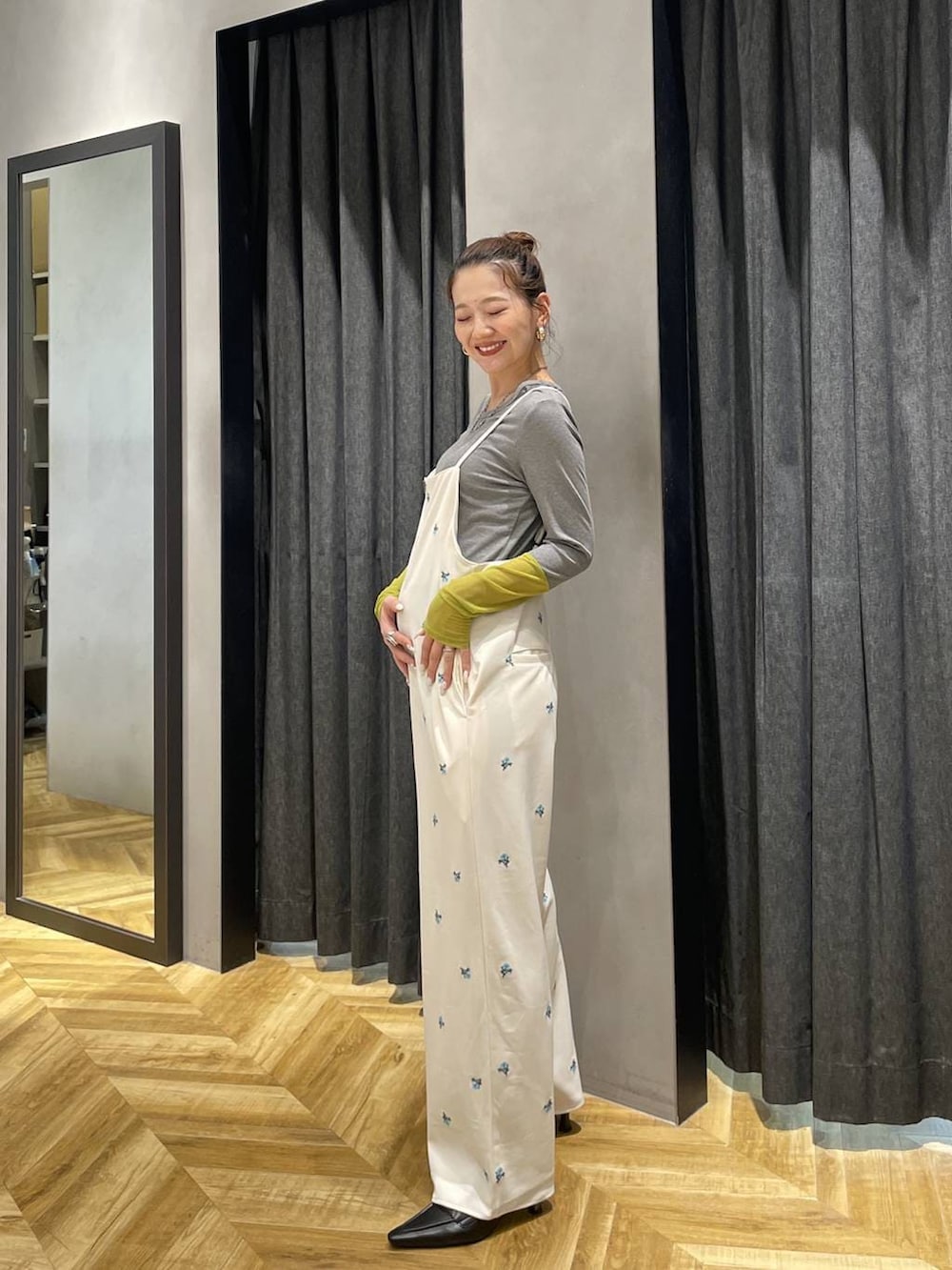 ブラック系のローファー、ホワイト系のサロペット/オーバーオール、グレー系のTシャツ/カットソーを着用したレディースの冬コーディネートの6枚目の写真