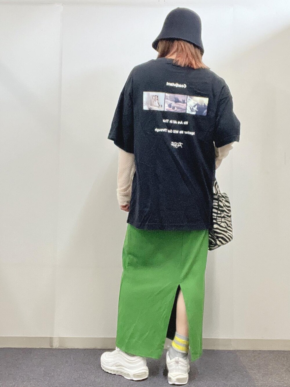 「シンプル、大人女子、大人カジュアル、夏、プチプラコーデ、レイヤードスタイル、オーバーサイズ、Tシャツ、スニーカー、カジュアル、カラーコーデ、ハット、ゆるコーデ、ラフ」｜「KastaneのクローシュHAT（ハット、ブラック系）」を使った、ナナさん（レディース・156cm）の夏コーディネートの2枚目の写真