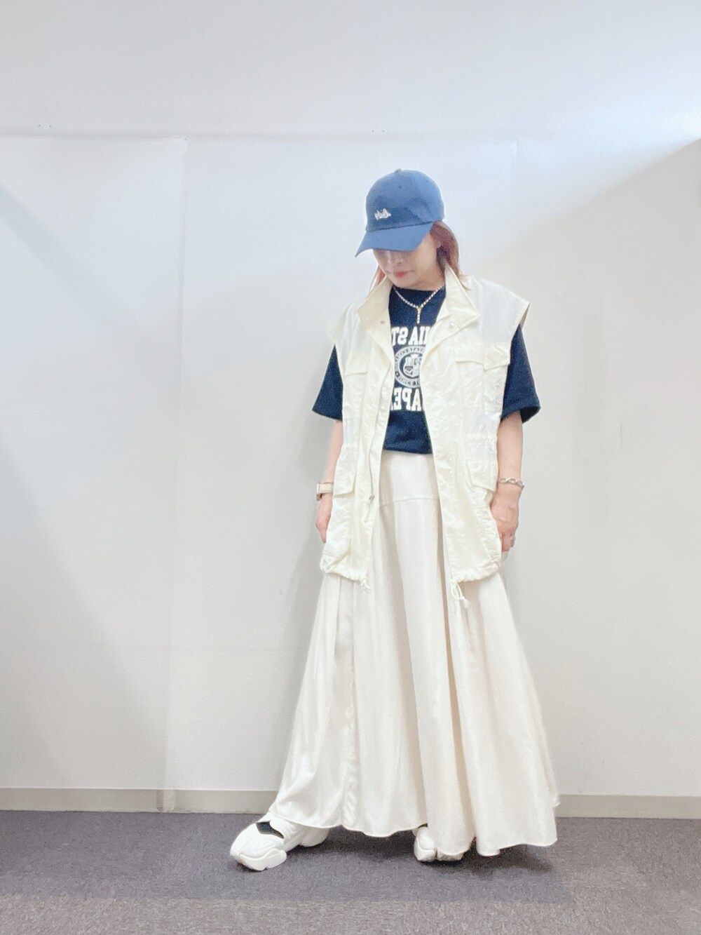 「大人カジュアル、カジュアル、ラフ、プチプラコーデ、スカートスタイル、スニーカー、ホワイト、ootd、ゆるコーデ、フレアスカート、ベスト、ミリタリー、キャップ、スニーカーコーデ」｜「JEANASISのサーキュラーマキシスカート/269134（スカート、ホワイト系）」を使った、ナナさん（レディース・156cm）の夏コーディネートの2枚目の写真