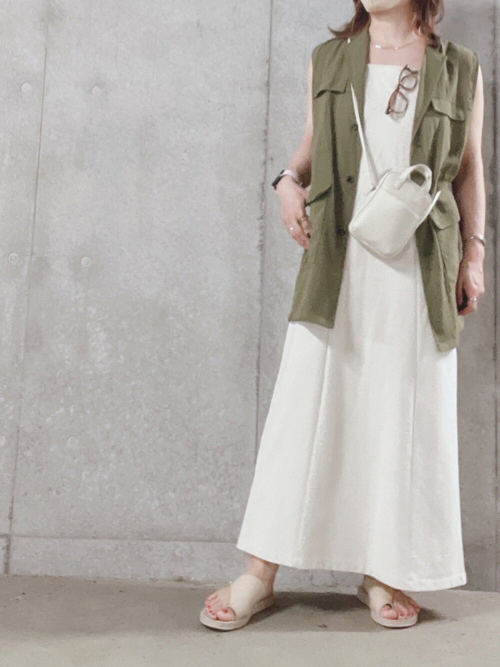 ホワイト系のショルダーバッグ、ホワイト系のワンピース、ホワイト系のサンダルを着用したレディースの夏コーディネートの2枚目の写真