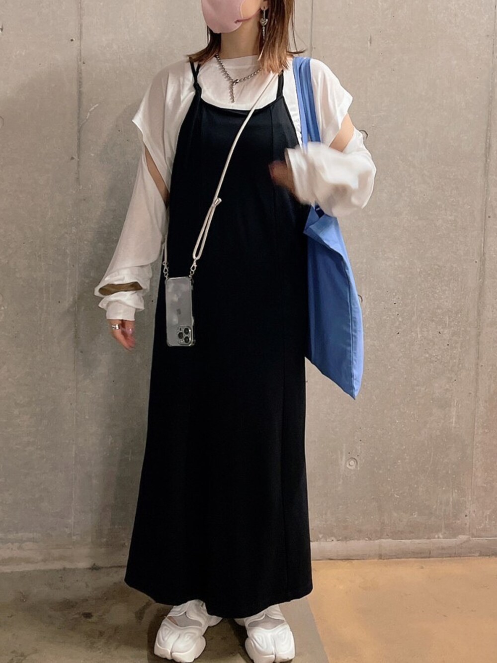 「モノトーン、モノトーンコーデ、大人女子、プチプラコーデ、ワンピース、スカートコーデ、カジュアルコーデ、outfit、オトナカジュアル、おしゃれさんと繋がりたい、オーバーサイズ、トートバッグ、NIKE」｜「Kastaneの【新色追加】ポンチキャミワンピース（ワンピース、ブラック系）」を使った、ナナさん（レディース・156cm）の夏コーディネートの2枚目の写真