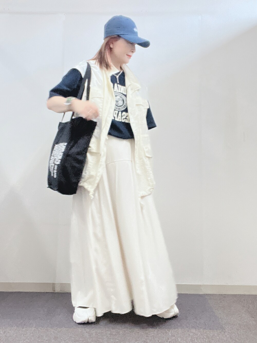「大人カジュアル、カジュアル、ラフ、プチプラコーデ、スカートスタイル、スニーカー、ホワイト、ootd、ゆるコーデ、フレアスカート、ベスト、ミリタリー、キャップ、スニーカーコーデ」｜「JEANASISのサーキュラーマキシスカート/269134（スカート、ホワイト系）」を使った、ナナさん（レディース・156cm）の夏コーディネートの3枚目の写真