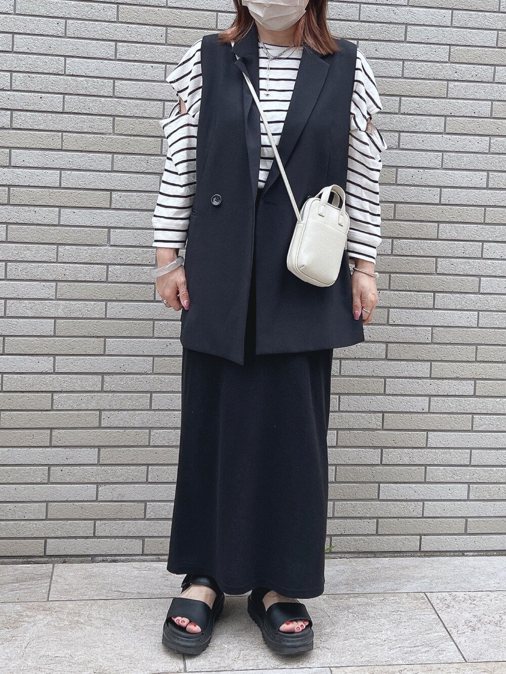 「夏、リラックススタイル、大人女子、プチプラコーデ、outfit、スカートコーデ、デニムっていいよね、ジレ、GU、カスタネ、ボーダー、カジュアルコーデ、きれいめカジュアル、オトナカジュアル」｜「KastaneのカットアウトボーダーTee（Tシャツ/カットソー、ブラック系）」を使った、ナナさん（レディース・156cm）の夏コーディネートの2枚目の写真