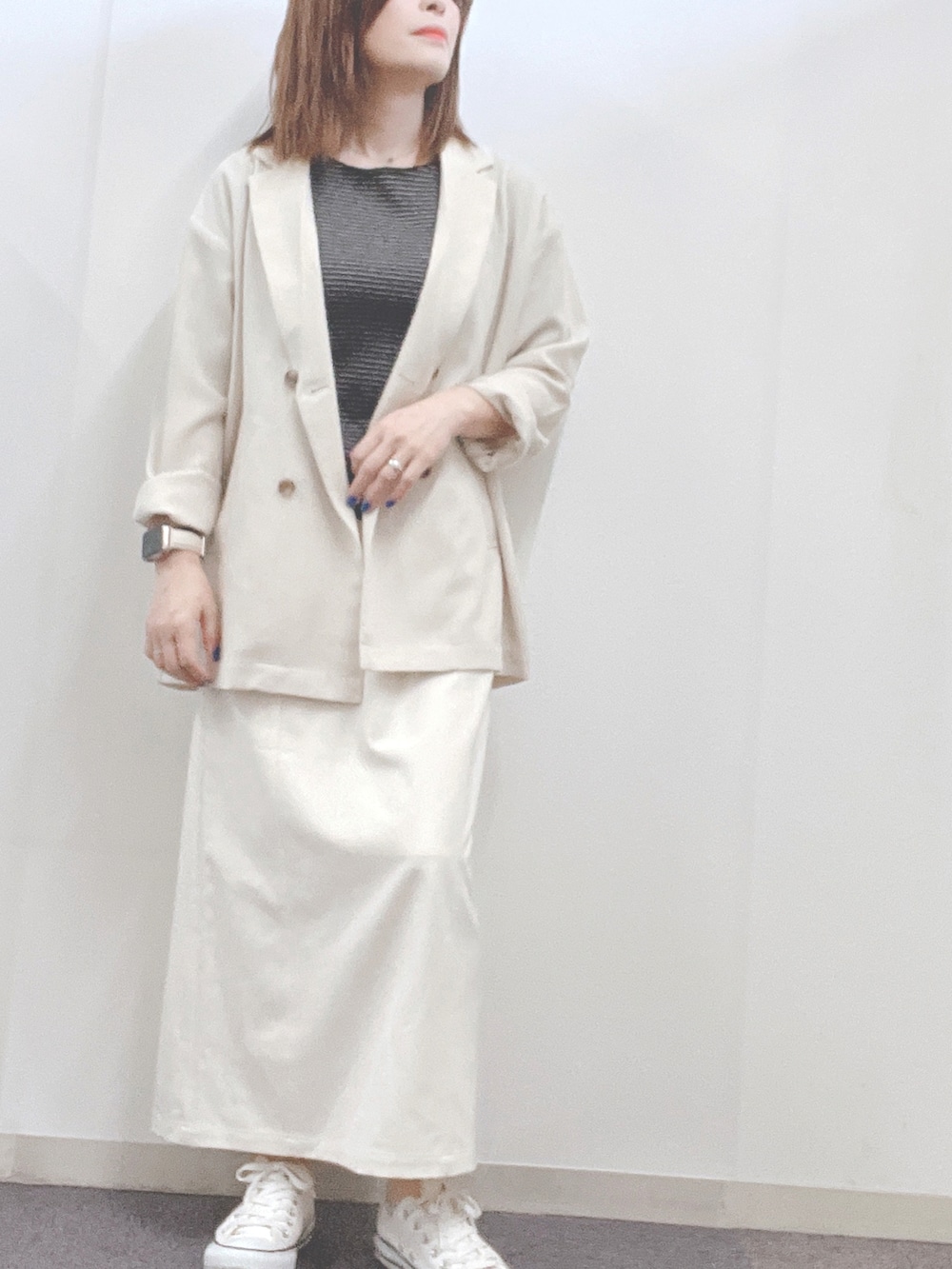 ブラック系のTシャツ/カットソー、ホワイト系のテーラードジャケット、ホワイト系のスカートを着用したレディースの春コーディネートの2枚目の写真