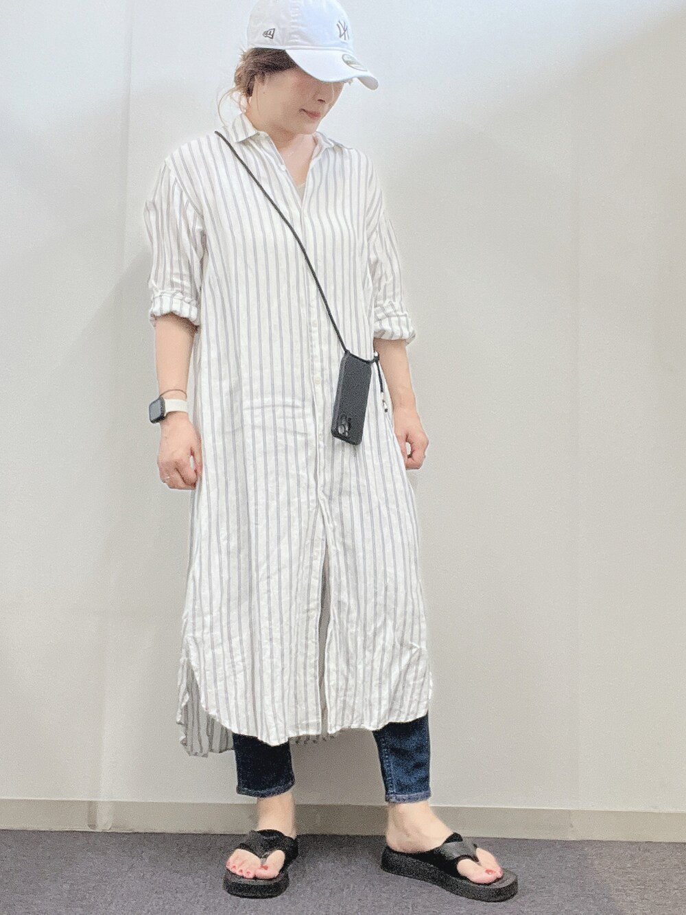 「楽チンコーデ、ootd、大人カジュアル、今日のコーデ、デニムコーデ、秋コーデ、シャツスタイル、シンプルコーデ、ストライプ、ロングシャツ、オトナカワイイ、キャップ」｜「FREAK'S STOREのアイテム（シャツ/ブラウス、ホワイト系）」を使った、ナナさん（レディース・156cm）の夏コーディネートの2枚目の写真