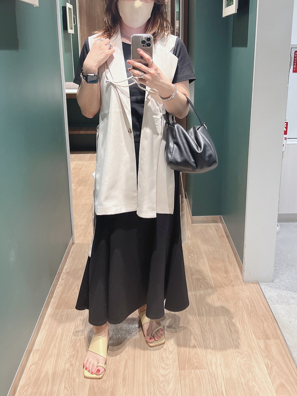 「休日コーデ、大人女子、シンプル、きれいめカジュアル、サンダル、アシメ、ジレ、スカート、マーメイドスカート、GU、ミニTシャツ、夏コーデ、モノトーン、Tシャツ」｜「LOWRYS FARMのアシメヒールサンダル　936982（サンダル、イエロー系）」を使った、ナナさん（レディース・156cm）の夏コーディネートの2枚目の写真