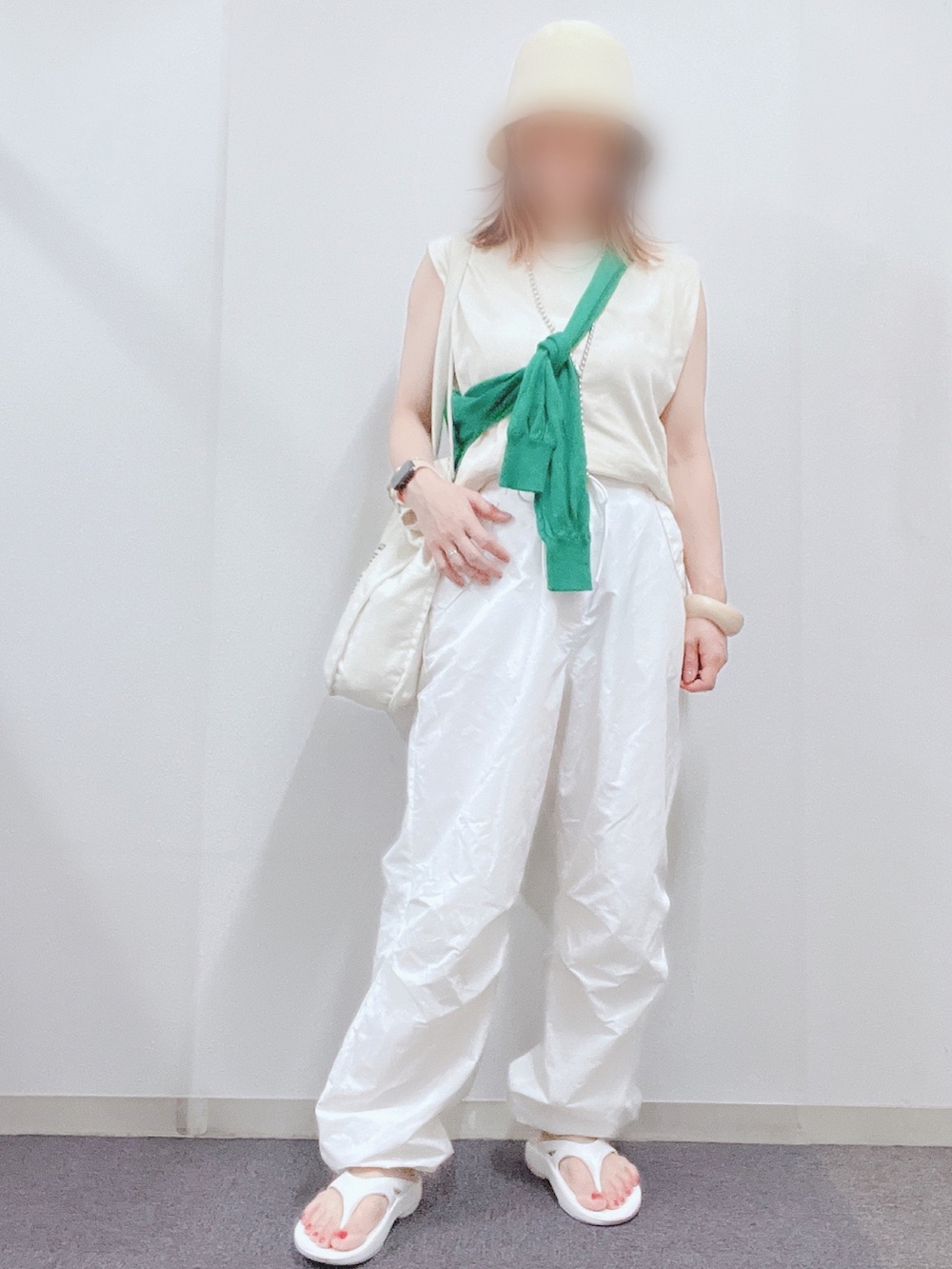 「大人コーデ、シンプル、カジュアル、リラックススタイル、シンプルコーデ、おしゃれさんと繋がりたい、ノースリーブ、ワントーンコーデ、ビーサン、ハット、夏コーデ、パンツスタイル」｜「DISCOATのスノーカモパンツ（その他パンツ、ホワイト系）」を使った、ナナさん（レディース・156cm）の夏コーディネートの2枚目の写真