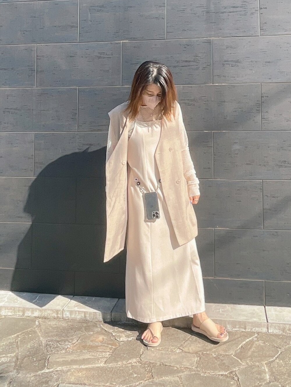 「休日コーデ、シンプルコーデ、大人カジュアル、リラックススタイル、着回しコーデ、淡色コーデ、ワンピース、初夏コーデ、ワントーンコーデ、お洒落さんとつながりたい、ホワイトコーデ、春コーデ、ootd、カジュアル」｜「Kastaneの【SETUP対応】SETUP BIGベスト（ベスト、グレー系）」を使った、ナナさん（レディース・156cm）の夏コーディネートの2枚目の写真