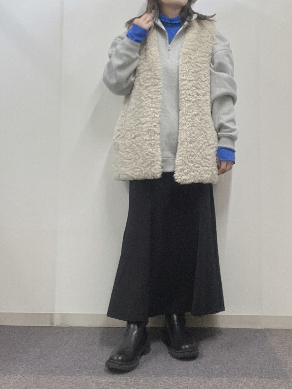 「秋冬コーデ、シンプルスタイル、秋冬、お洒落さんとつながりたい、カジュアル、プチプラコーデ、スカートスタイル、GU、楽チンコーデ、ブラック、ロングスカート、マーメイドスカート、カラーコーデ、ファーベスト、ベスト」｜「DISCOATのワンポイント刺繍ハーフジップスウェット（スウェット、グレー系）」を使った、ナナさん（レディース・156cm）の秋コーディネートの2枚目の写真