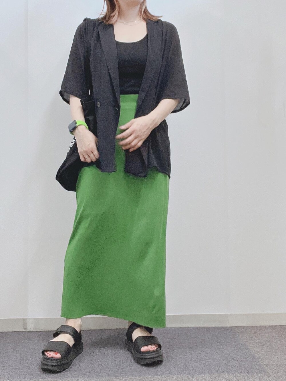 「オトナ女子、夏、オトナカジュアル、シアートップス、シンプル、カラーコーデ、グリーン、ブラック、タイトスカート、サンダル、ハット」｜「Dr. MartensのDr.Martens/ドクターマーチン　VOSS HYDRO/ボスハイドロ(プラットフォームサンダル、スポサン)（サンダル、ブラック系）」を使った、ナナさん（レディース・156cm）の夏コーディネートの3枚目の写真