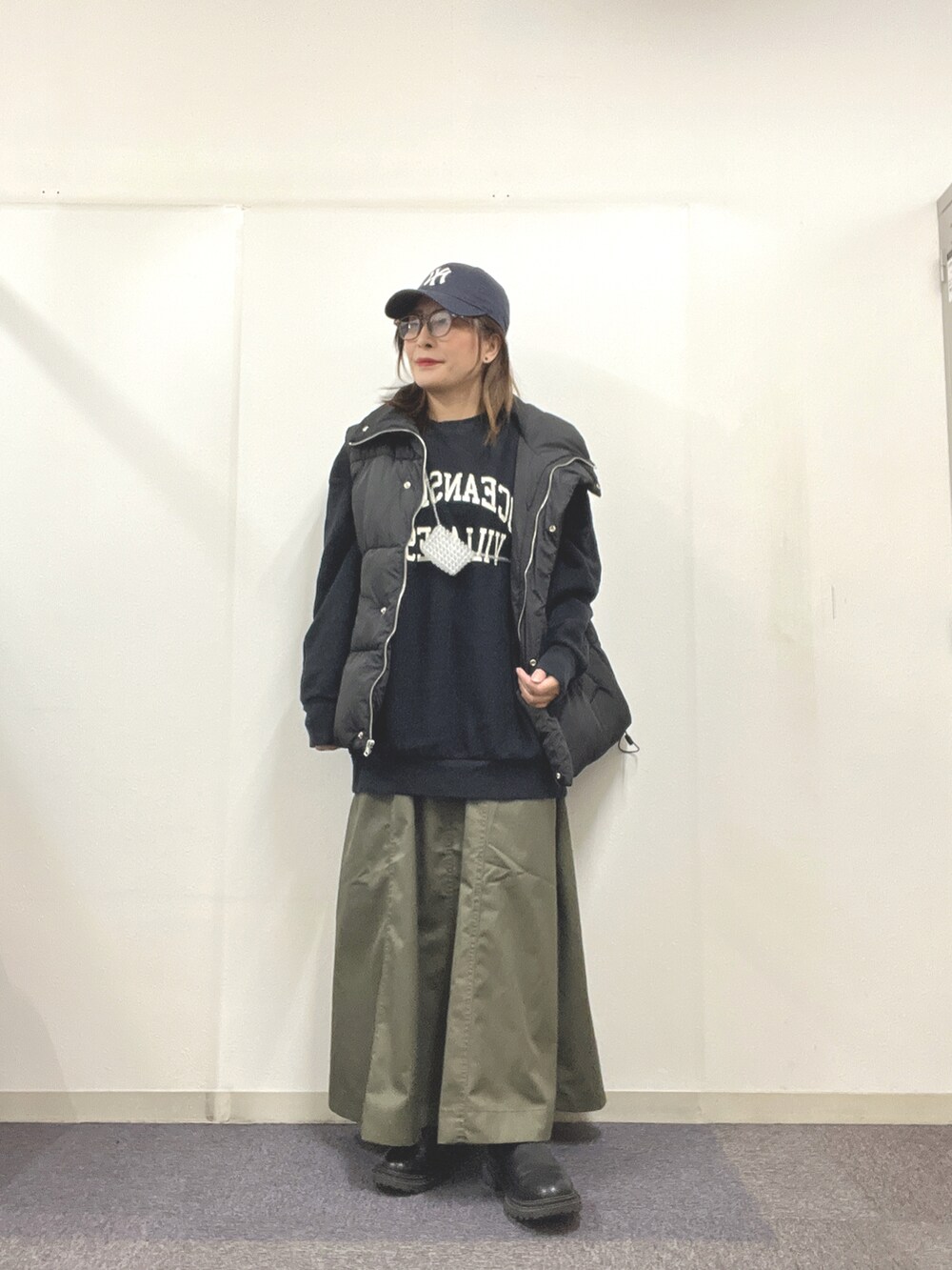 「秋冬、カジュアル、お洒落さんとつながりたい、秋コーデ、シンプルスタイル、ダウンベスト、しまむら、プチプラコーデ、オトナ女子、楽チンコーデ、ゆるコーデ、スカート、ニコアンド、大人コーデ」｜「niko and...のベルトアジャストスカート（スカート、グリーン系）」を使った、ナナさん（レディース・156cm）の秋コーディネートの2枚目の写真