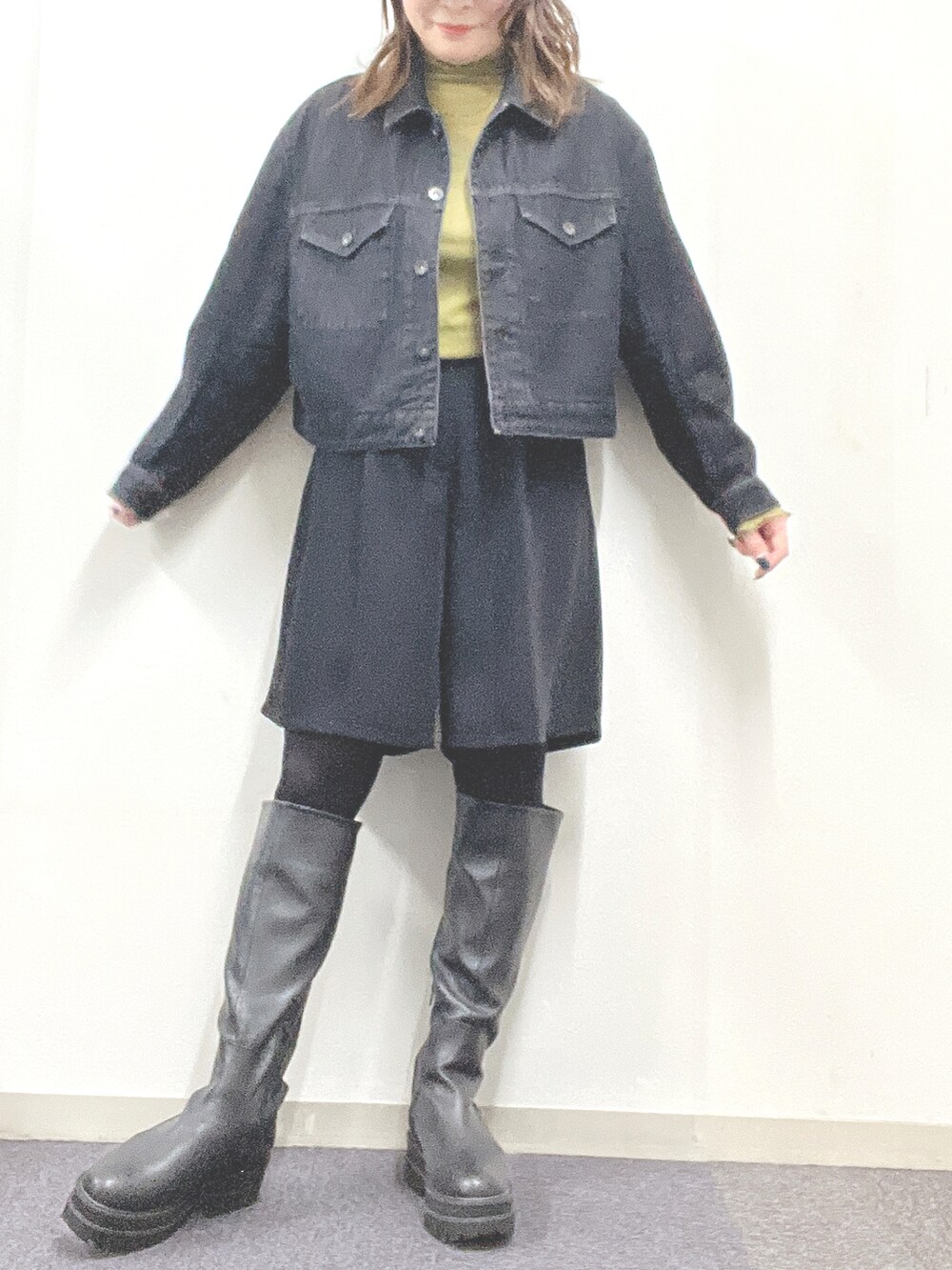 「秋冬コーデ、ロングブーツ、デニムジャケット、ハーフパンツ、カジュアルコーデ、お洒落さんとつながりたい、シンプルスタイル、ブラックコーデ、モノトーン、楽チンコーデ、きれいめカジュアル、プチプラ」｜「JEANASISのビガーロングブーツ/894947（ブーツ、ブラック系）」を使った、ナナさん（レディース・156cm）の秋コーディネートの2枚目の写真